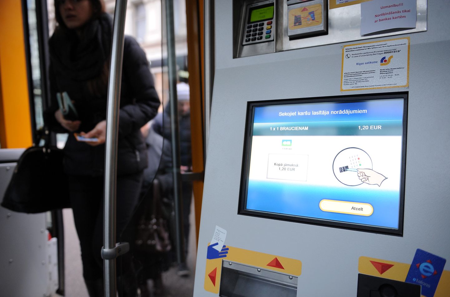 SIA "Rīgas satiksme" pašapkalpošanās biļešu automāts e-talonu iegādei sabiedriskajā transportā, kas uzrāda, ka biļete vienam braucienam maksā 1,20 EUR.