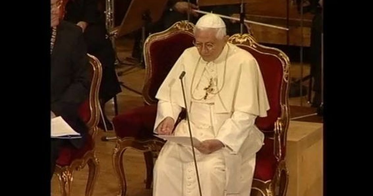 Папа римский турок. ROMA Papasi XVI Benedikt. Молния ударила в собор апостола Петра в день отречения папы Римского. ROMA Papasinin iqametkahi. ROMA Papasi v piy.