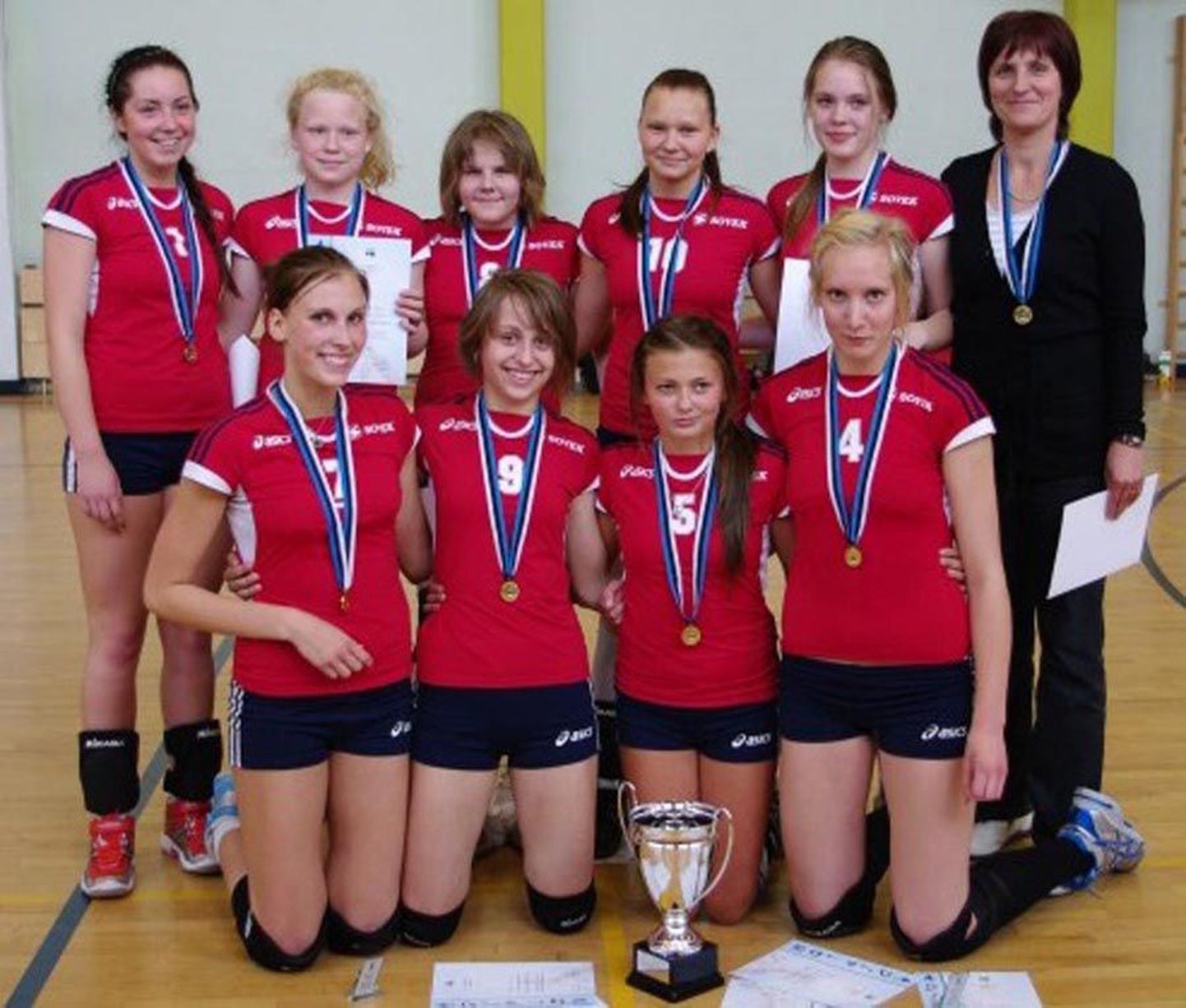 Eesti U-16 vanuseklassi võrkpalli meistrivõistluste finaalturniiri võitis Viljandi spordikooli esindus.