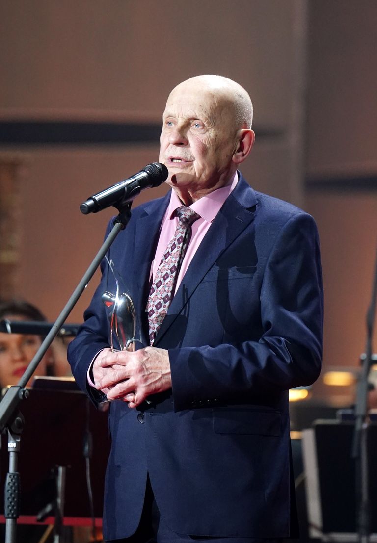 Komponists Vilnis Šmīdbergs ar saņemto "Lielās mūzikas balvu 2023" par mūža ieguldījumu.