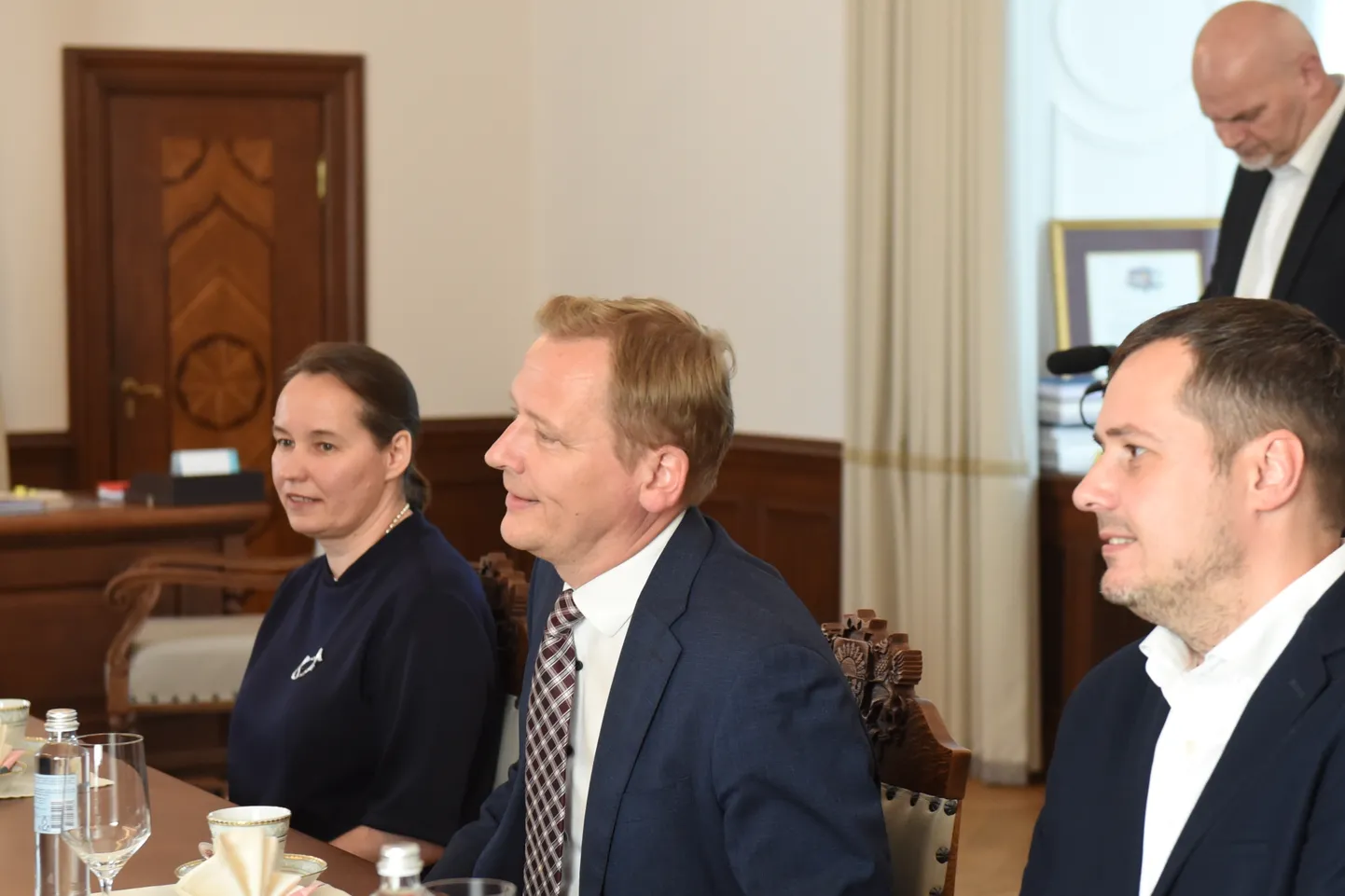 Sabiedrisko elektronisko plašsaziņas līdzekļu padomes (SEPLP) locekle Sanita Upleja-Jēgermane, SEPLP priekšsēdētājs Jānis Siksnis un SEPLP loceklis Jānis Eglītis tikšanās laikā ar Valsts prezidentu Rīgas pilī.