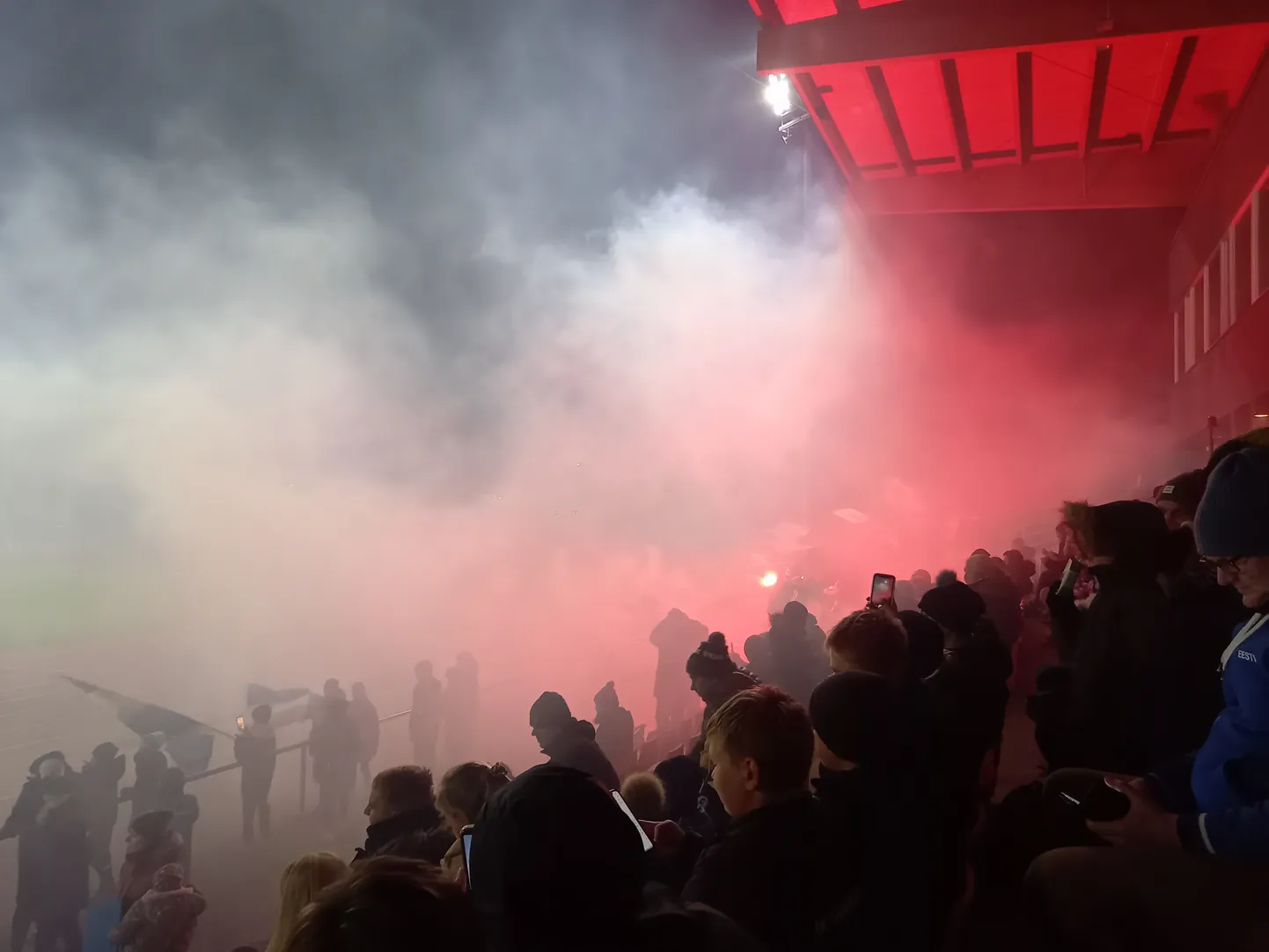 Kuigi Tammeka ja Harju Laagri mängus kandsid punast viimased, säras tribüünidel sama tooni pürotehnika Tammeka väravate tähistuseks.