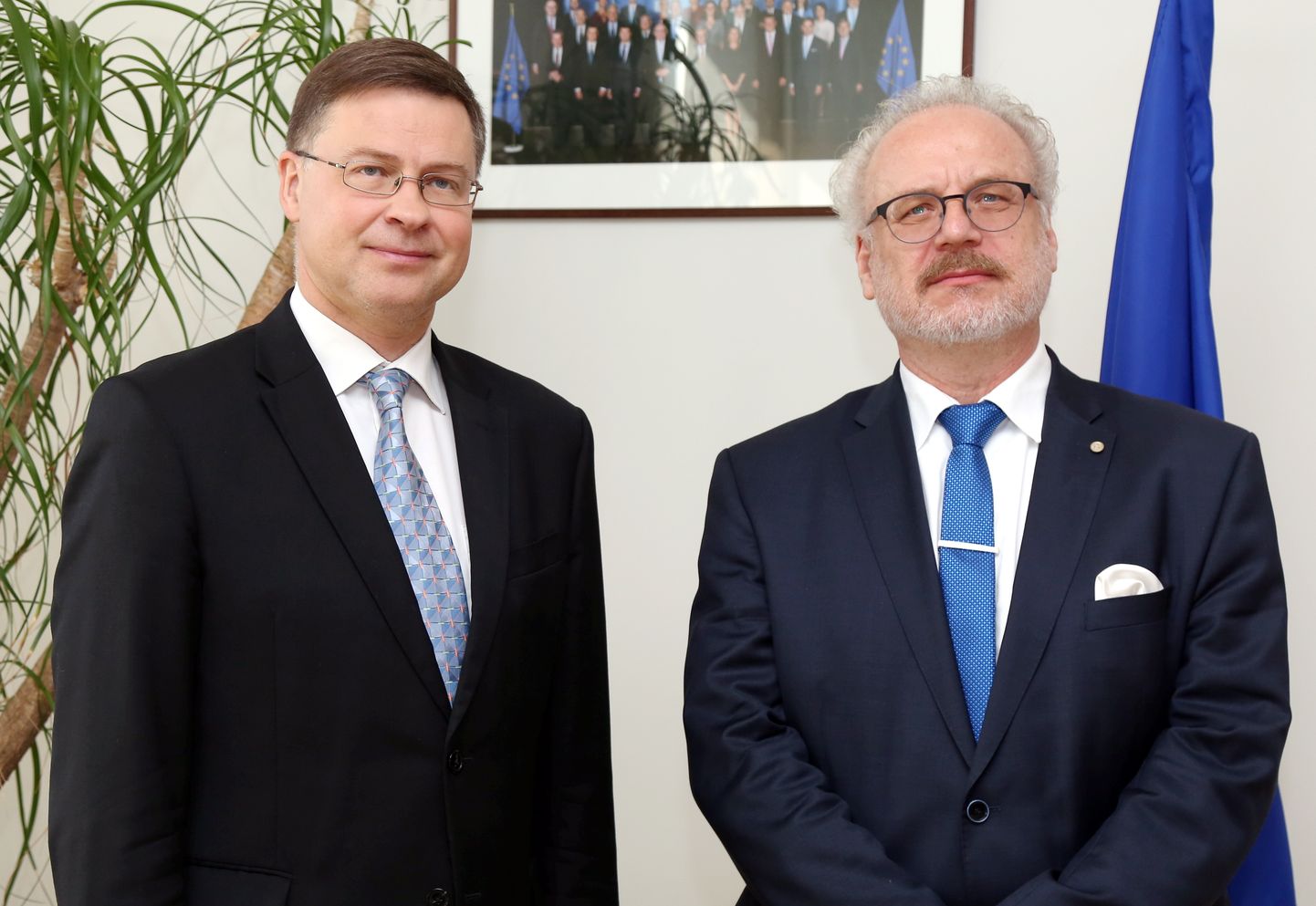 Eiropas Komisijas viceprezidents Valdis Dombrovskis (no kreisās) un jaunievēlētais Latvijas Valsts prezidents Egils Levits tikšanās laikā Eiropas Savienības mājā