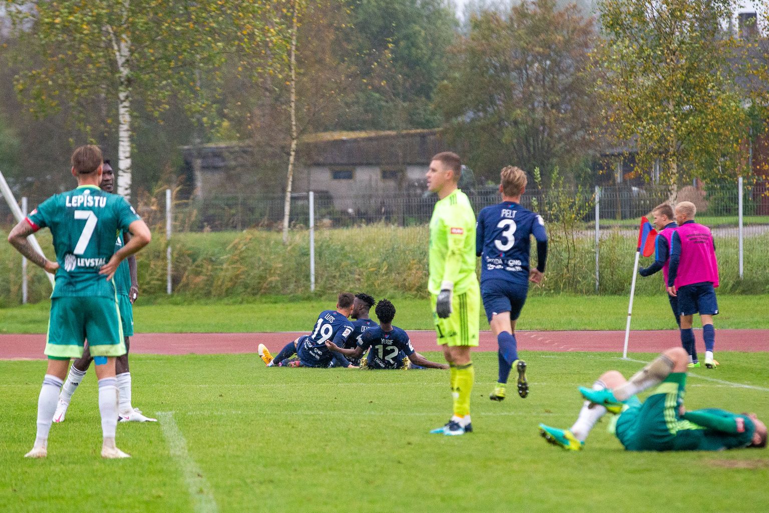 Paide Linnameeskond sai oktoobri alguses nii-öelda kuue-punkti-mängus ülitähtsa võidu FCI Levadia üle. Pildil tähistatakse Deabease löödud väravat.