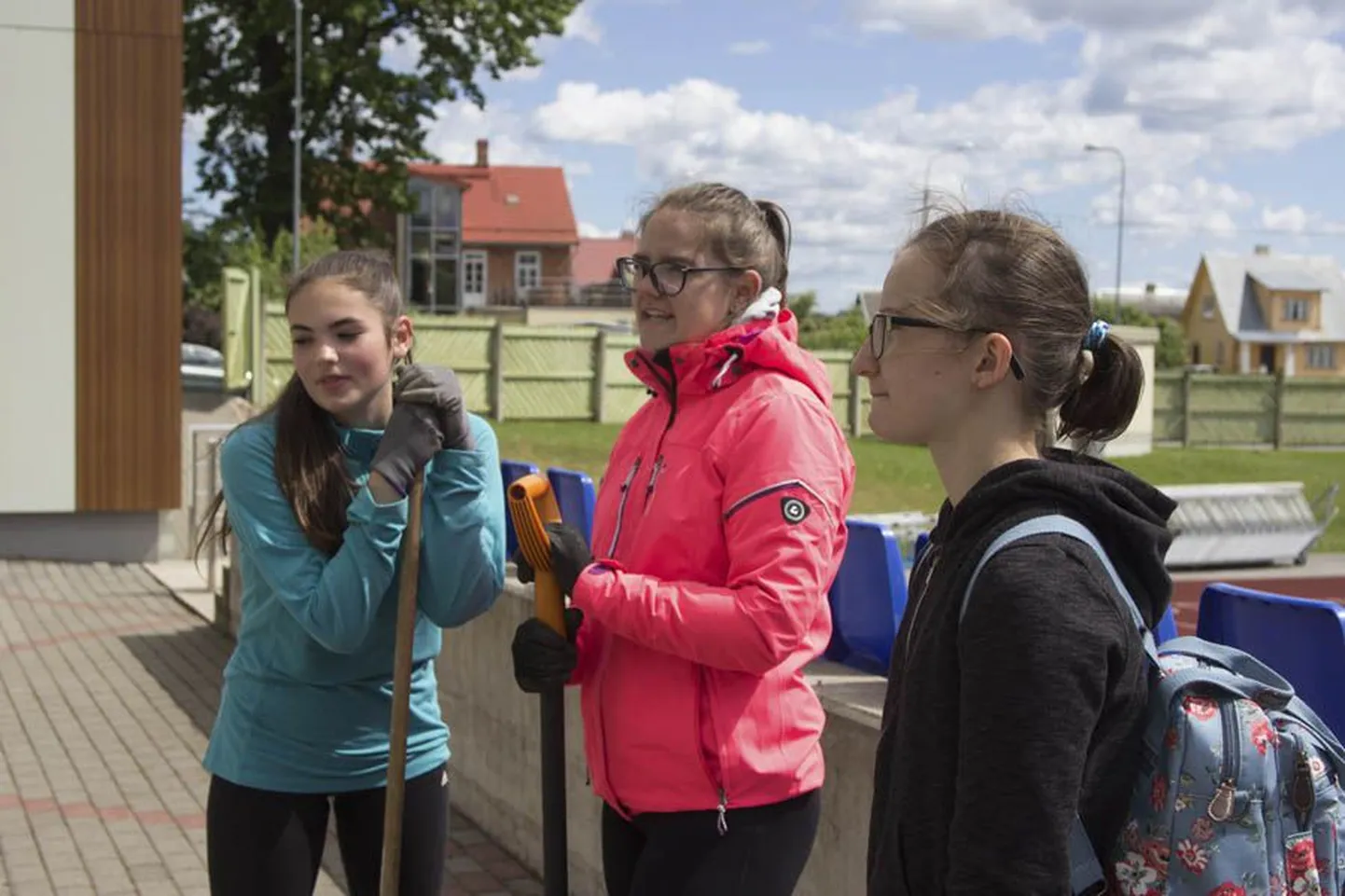 Taaja Kortsu, Johanna Jaansoni ja Anna Kateriina Mathilde Asu tööpäev oli lõunaks läbi. Linnamalevlased koos koolimajas ei ööbi, vaid suunduvad oma koju puhkama.