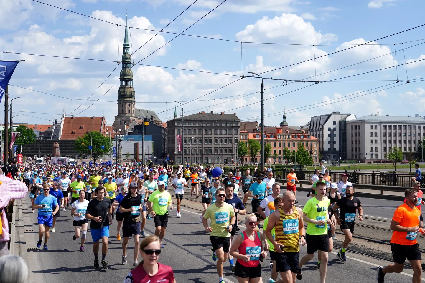 "Rimi" Rīgas maratona 10 km distances skrējēji trasē.