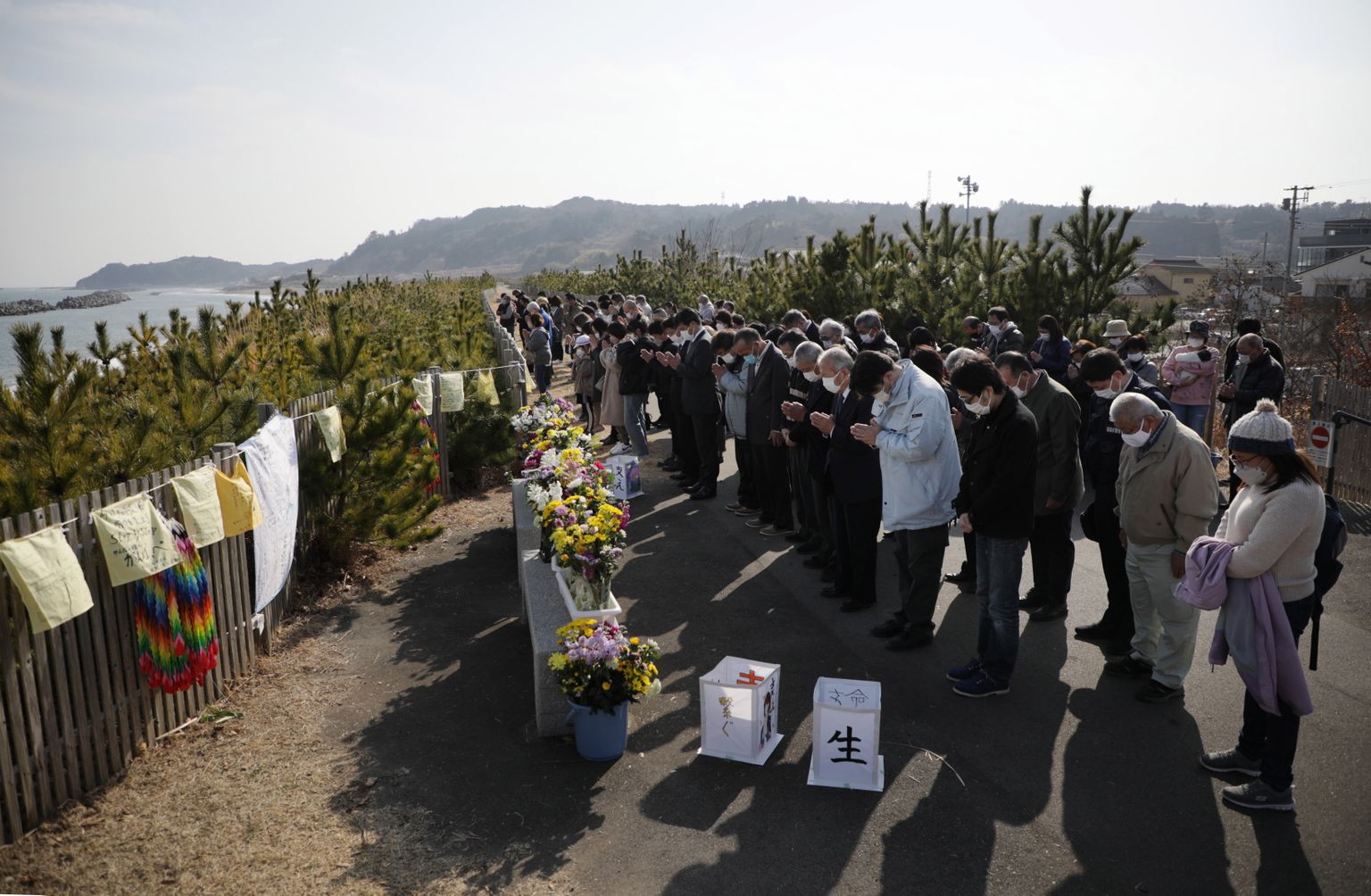 Jaapanlased mälestamas 11 aasta taguse maavärina ja hiidlaine ohvreid.