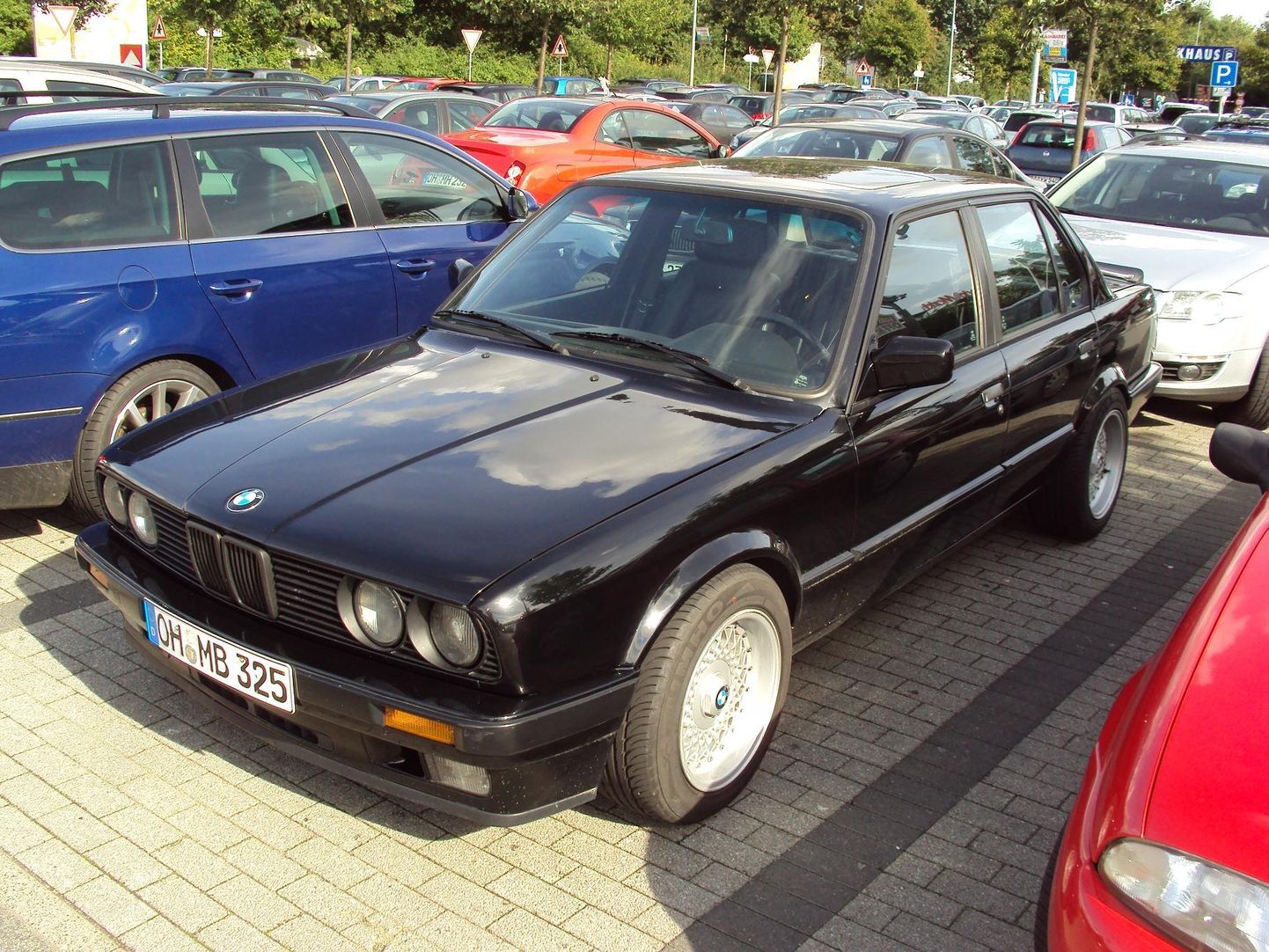 BMW 325i. Foto on illustratiivne.