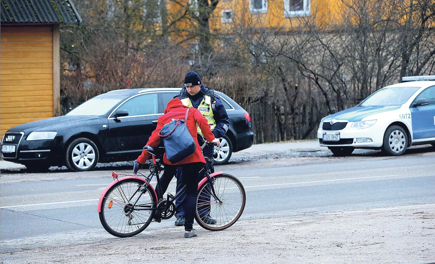 Karlovlaste hinnangul on Raua ja Sõbra tänava ristmikku ületada keeruline nii sohvril kui jalakäijal. See jalgrattur ei rikkunud ühtegi reeglit, kuid liikluspolitseinik Gunnar Rätsepuu selgitas pärastlõunases hämaruses pedaalijale, et kui rattal põleksid ka tuled, oleks ohutum koju sõita.