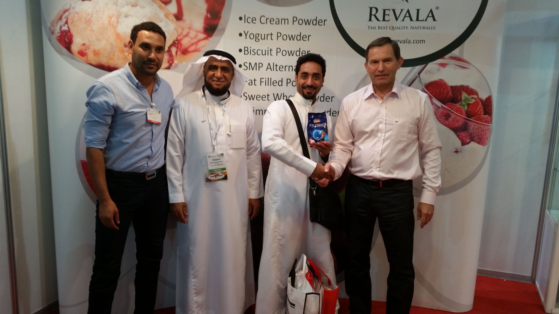 Badr (vasakpoolseim) ja Rein (parempoolseim) Saudi Araabia klientidega, kes on rõõmsad Revala jäätisepulbri üle