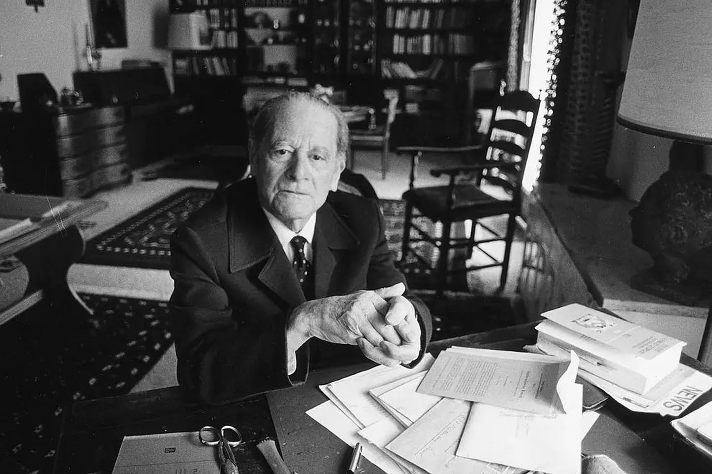Carl Schmitt 1978. aastal. Schmitt osutab, et majandus-, propaganda- ja teabevõitluses kaob erinevus võitlejate ja mittevõitlejate, sõja ja rahu vahel.