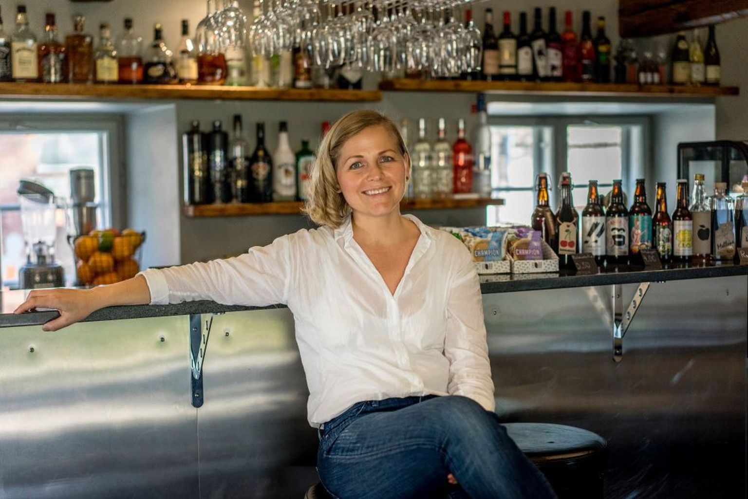 17 aastat välismaal elanud ja töötanud Lelde Strazdiņa naasis kodumaale ning töötab nüüd Cēsise linnas mööbli restauraatorina.