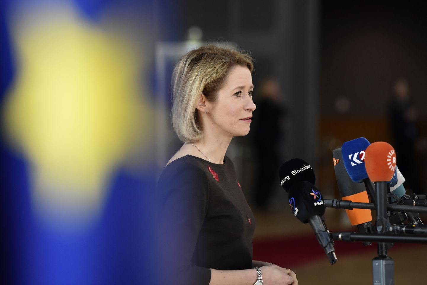 Премьер-министр Эстонии Кая Каллас беседует со СМИ по прибытии на саммит ЕС в Брюссель.