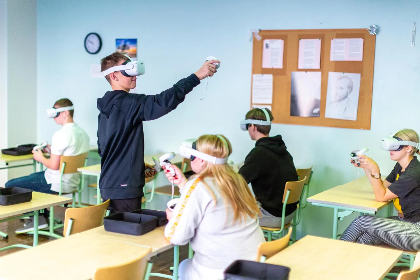 Parksepa keskkooli soetatud virtuaalreaalsusprillide abil harjutasid õpilased reede hommikul maalimist ning tegid ekskursiooni Jeruusalemma.