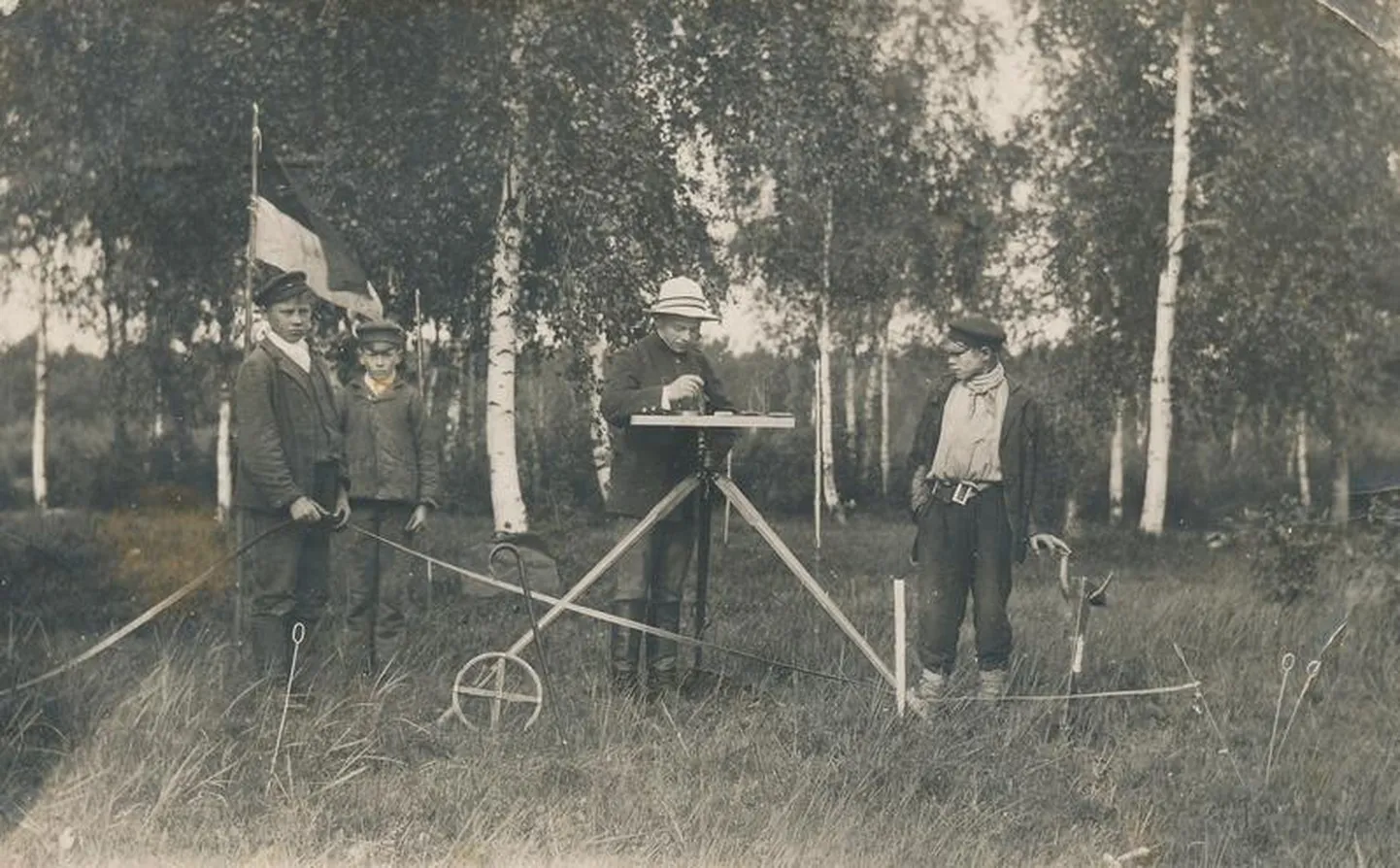 Arnold Adoff tegutsemas maamõõtjana 1912. aastal.
