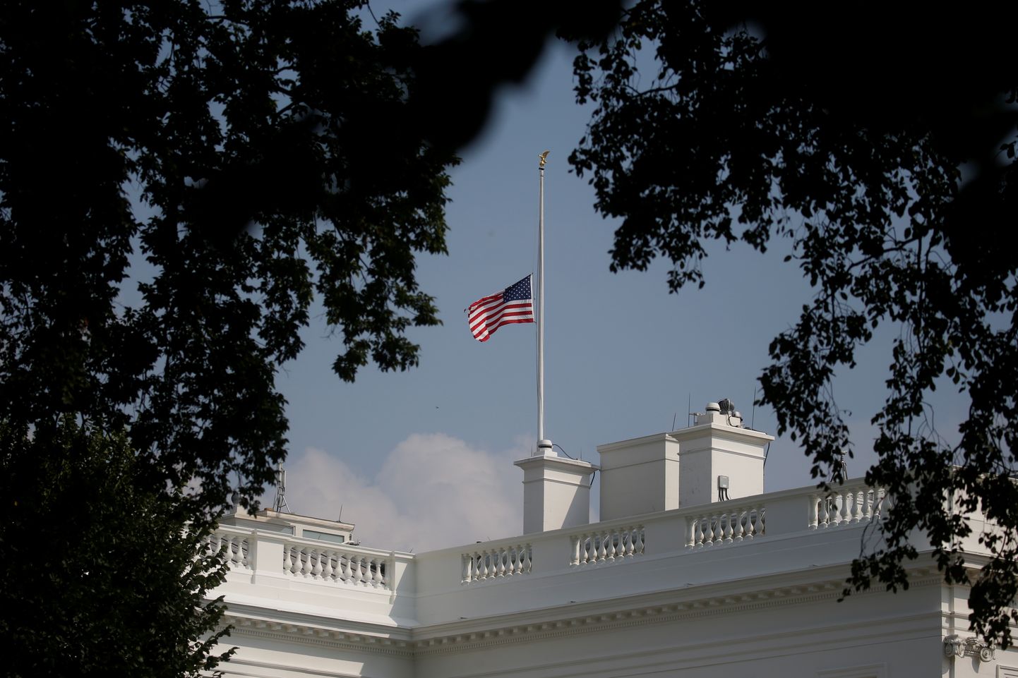 Godinot senatora Džona Makeina piemiņu, Baltā nama karogs nolaists pusmastā
