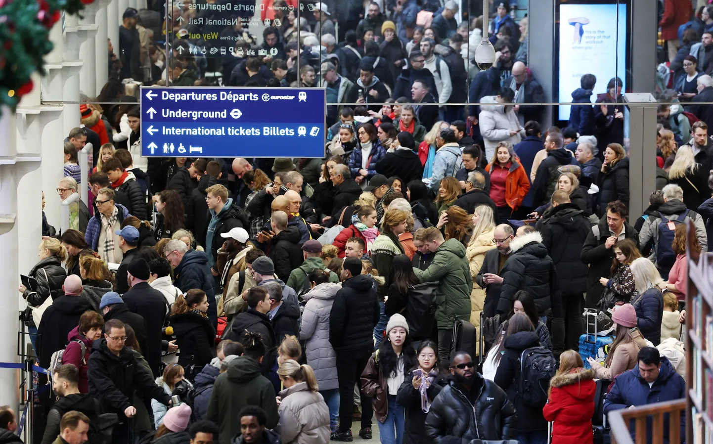 Inimesed täna Londonis Eurostari terminalis.