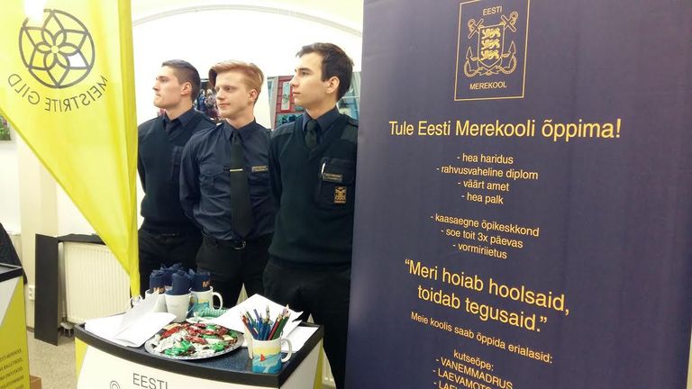 Eesti Merekooli õpilased esindamas oma kooli infopäeval Maardus.