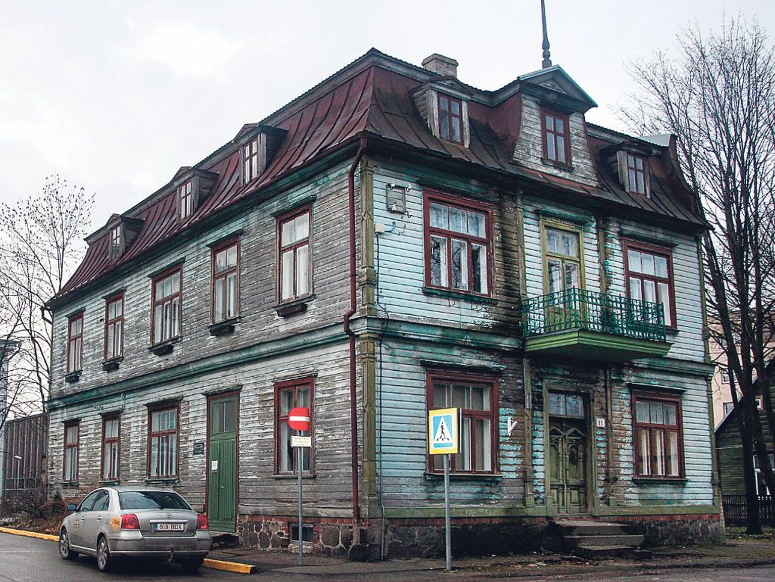 Pärnu loodusmaja uude, keskkonnahariduskeskuse hoonesse kolimise järel võib Hansagümnaasiumi kõrvale jäävast vanast puumajast saada Eesti kaheksas Waldorfi kool.