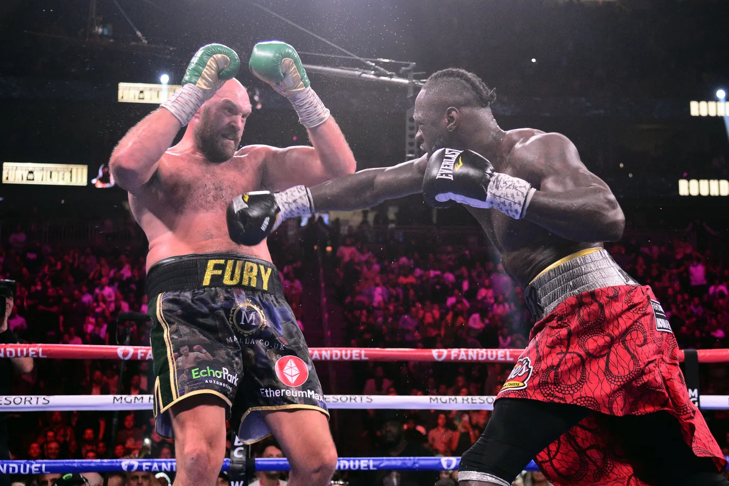Deontay Wilder ründamas Tyson Furyt.