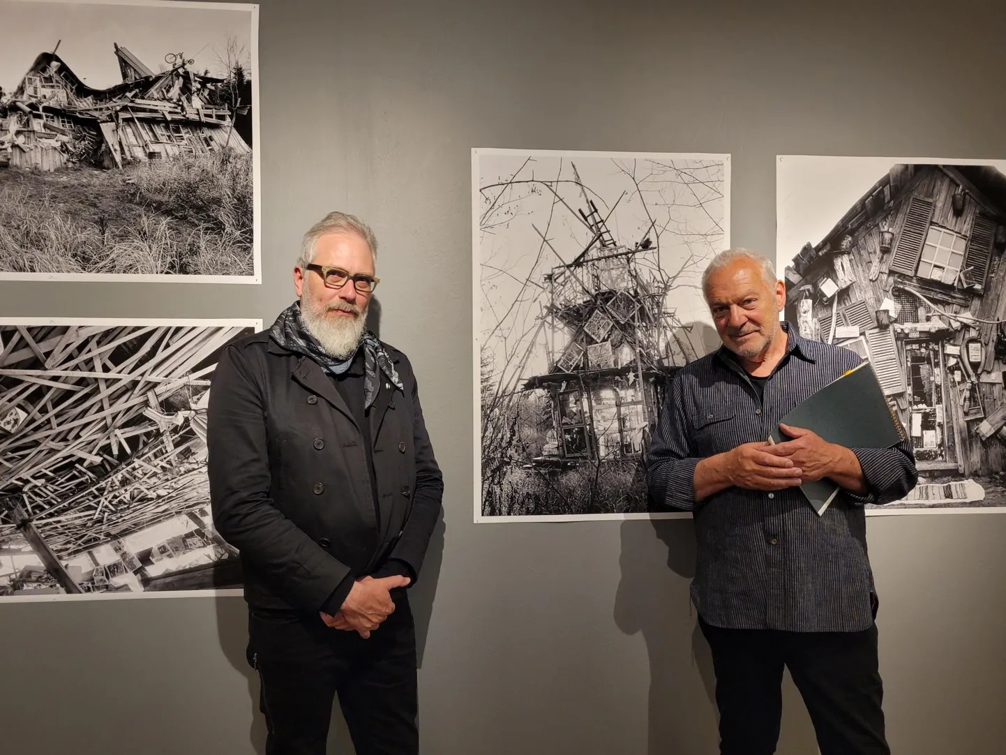 Näitusetoojad Šveitsist: Lausanne`is asuva sihtasutuse Plateforme 10 peadirektor Patrick Gyger ja fotograaf Mario Del Curto. Enne lennukile istumist plaanisid nad Tallinnas von Glehni skulptuure pildistada.