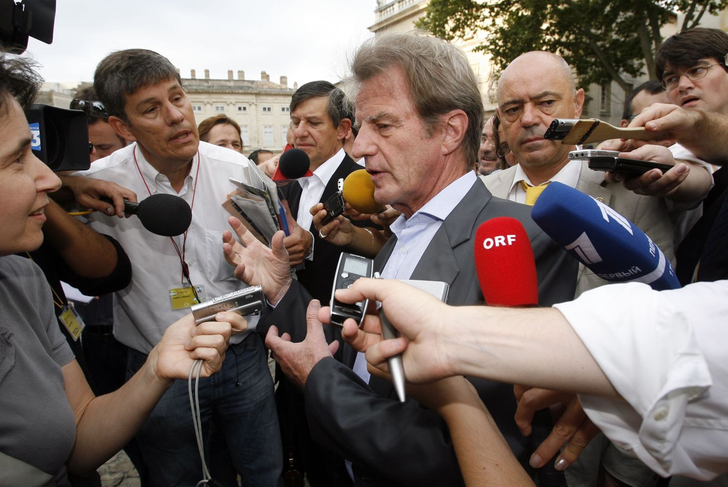 Prantsusmaa välisminister Bernard Kouchner ajakirjanike piiramisrõngas Avignonis.