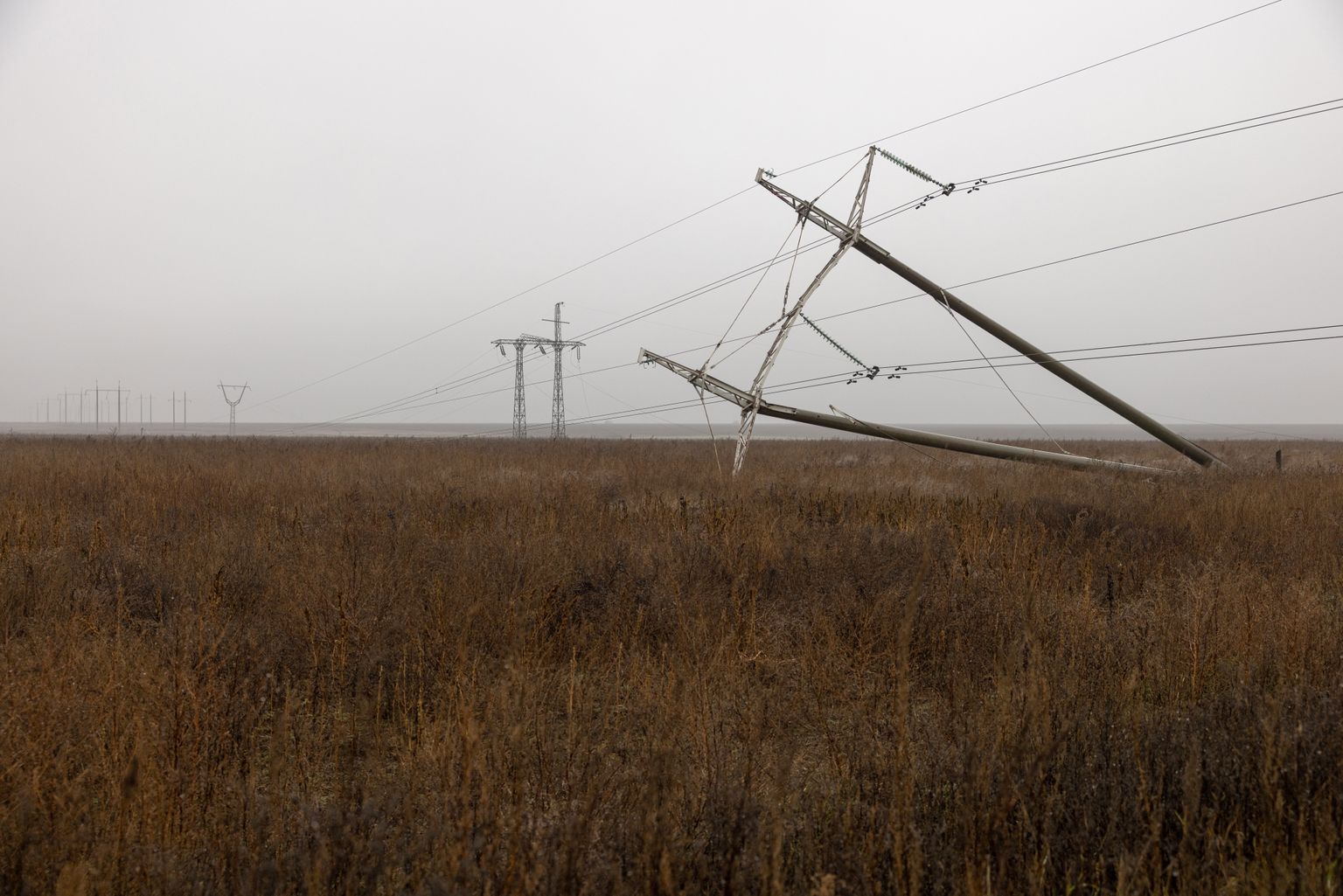Bojātas elektroenerģijas līnijas Ukrainā pie Hersonas.