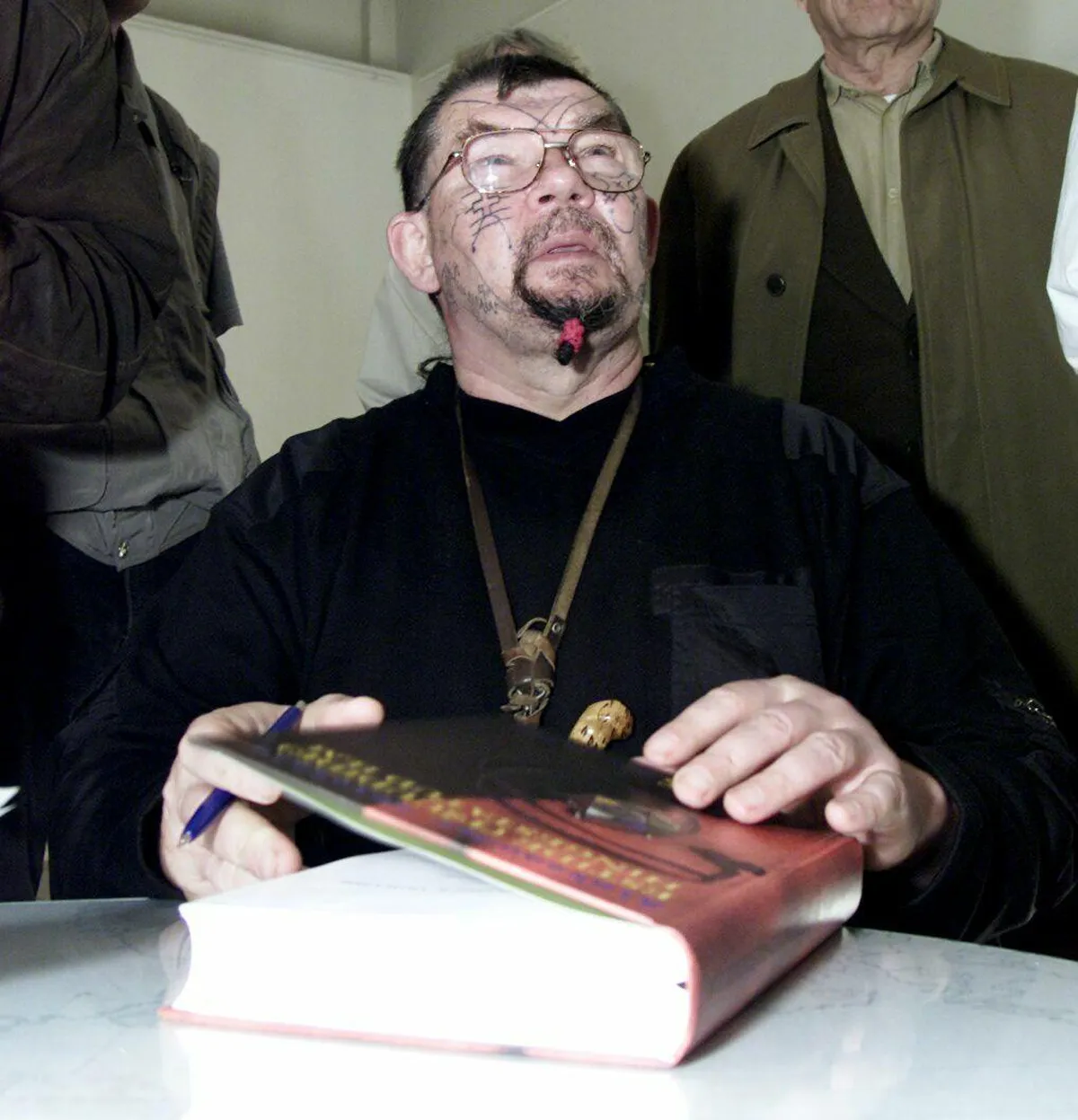 «Akadeemiliste pagunitega nõid» Aleksander Heintalu ehk teadmamees Vigala Sass esitlemas raamatut «Estide (tšuudide) hingestatud ilm» (2001).