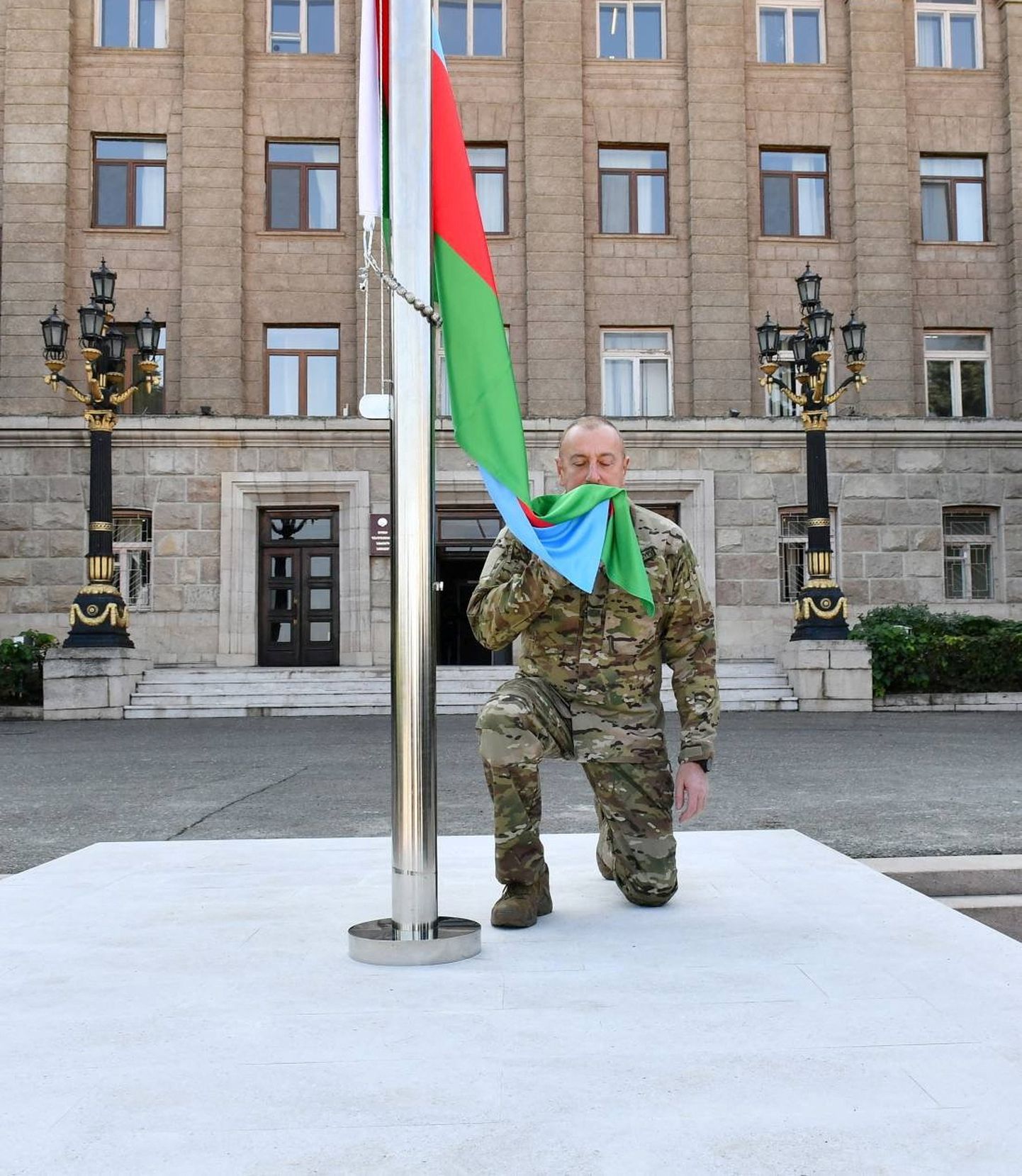Azerbaidžānas prezidents Ilhams Alijevs piedalās karoga pacelšanas ceremonijā kalnu Karabahas reģiona galvaspilsētā, ko Azerbaidžāna dēvē par Hankendi, bet armēņi – par Stepanakertu. Pēc Azerbaidžānas militārās operācijas un etnisko armēņu masveida izceļošanas no kalnu Karabahas reģiona, Azerbaidžānā 2023. gada 15. oktobrī.