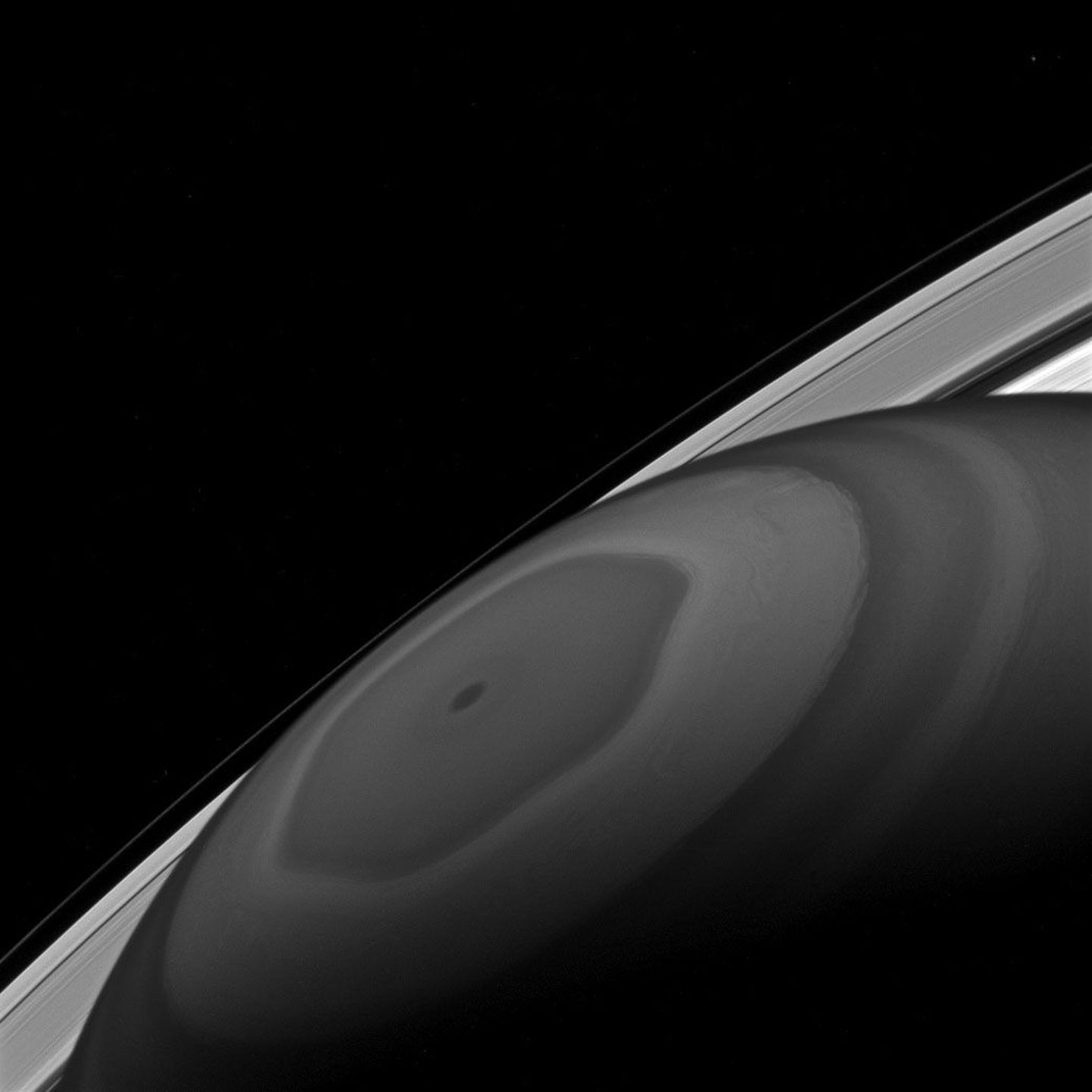 Cassini kosmosealuse foto Saturni rõngastest ja planeedi põhjapooluse kuusnurgast.
