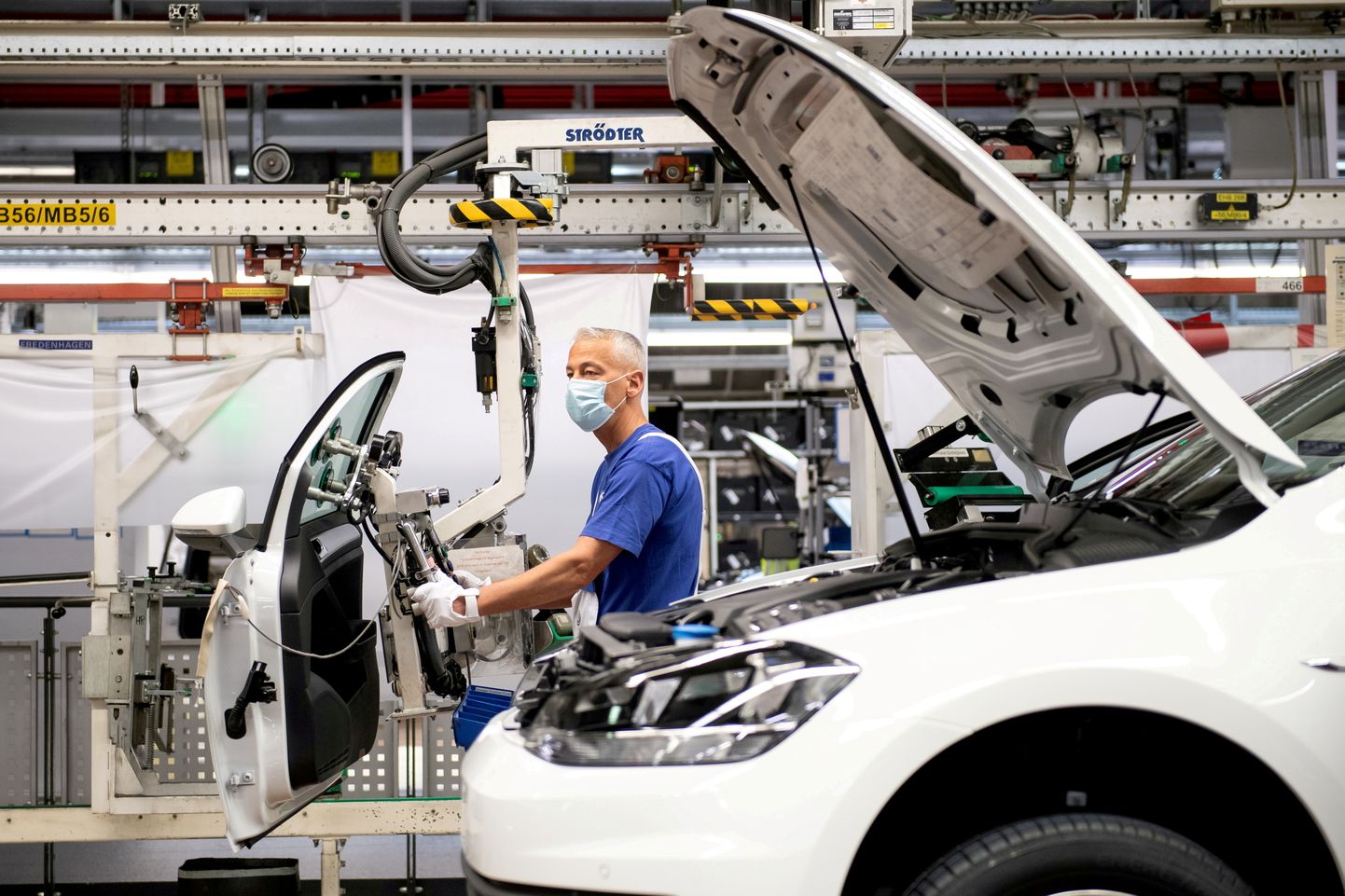 Jauna automašīna Volkswagen montāžas rūpnīcā