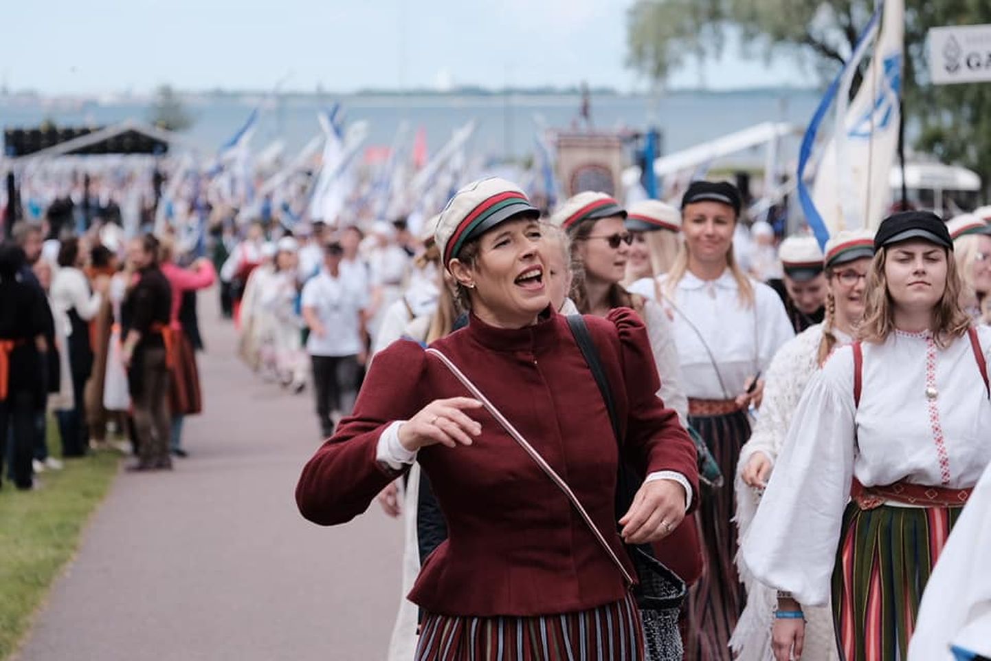 President Kersti Kaljulaid laulu- ja tantsupeo rongkäigus.