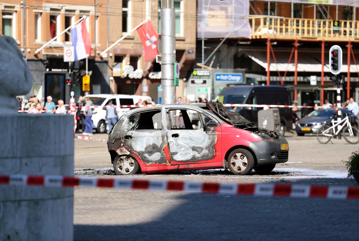 Сгоревший автомобиль на площади Дам.