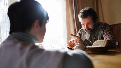 «Kõik paistis olevat jäljetult kadunud. Isa suu naeratas talle, silmad aga olid tühjust täis»