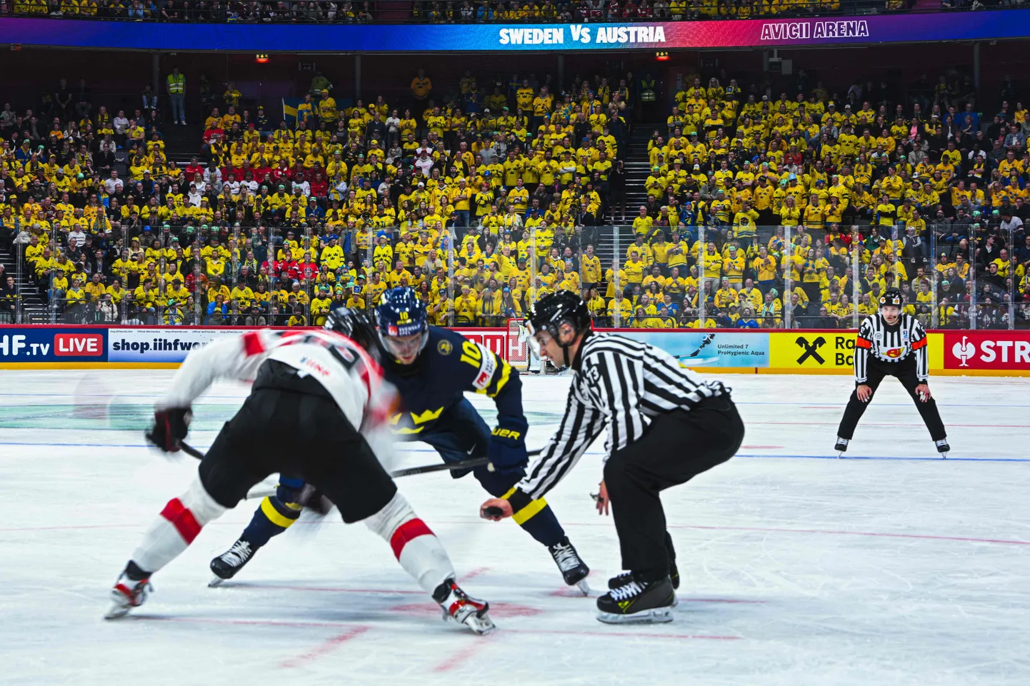 Austrijas un Zviedrijas hokejisti