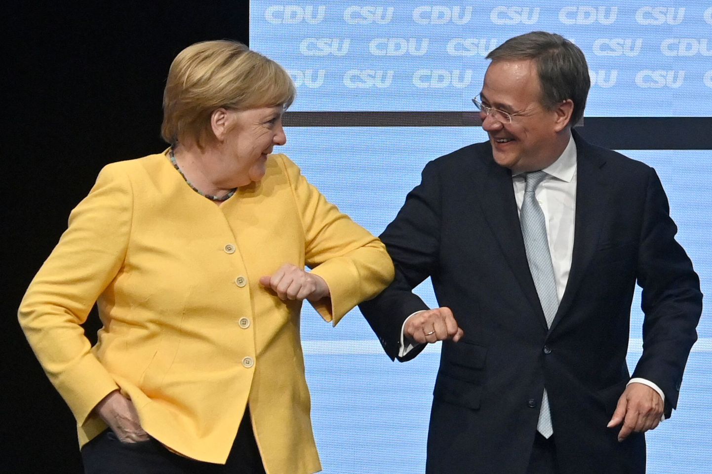 Vācijas kanclere Angela Merkele un CDU kandidāts uz kanclera amatu Armīns Lašets