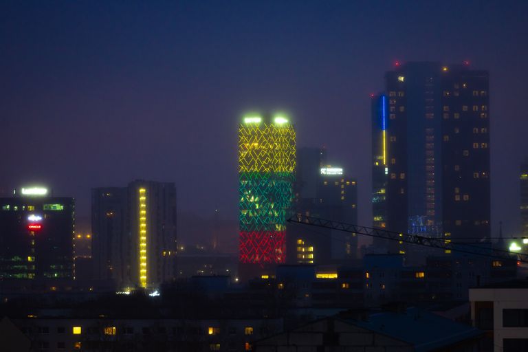 16.02.2023, Tallinn. Здание Skyon окрашено в цвета государственного флага по случаю годовщины Литовской Республики.