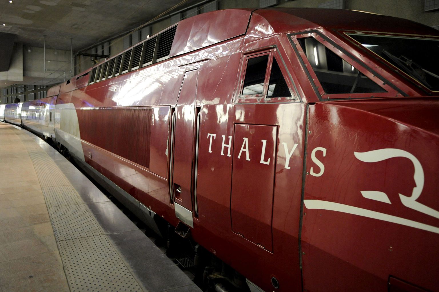 Operaatorfirma Thalys logoga kiirrong Antwerpeni raudteejaamas.