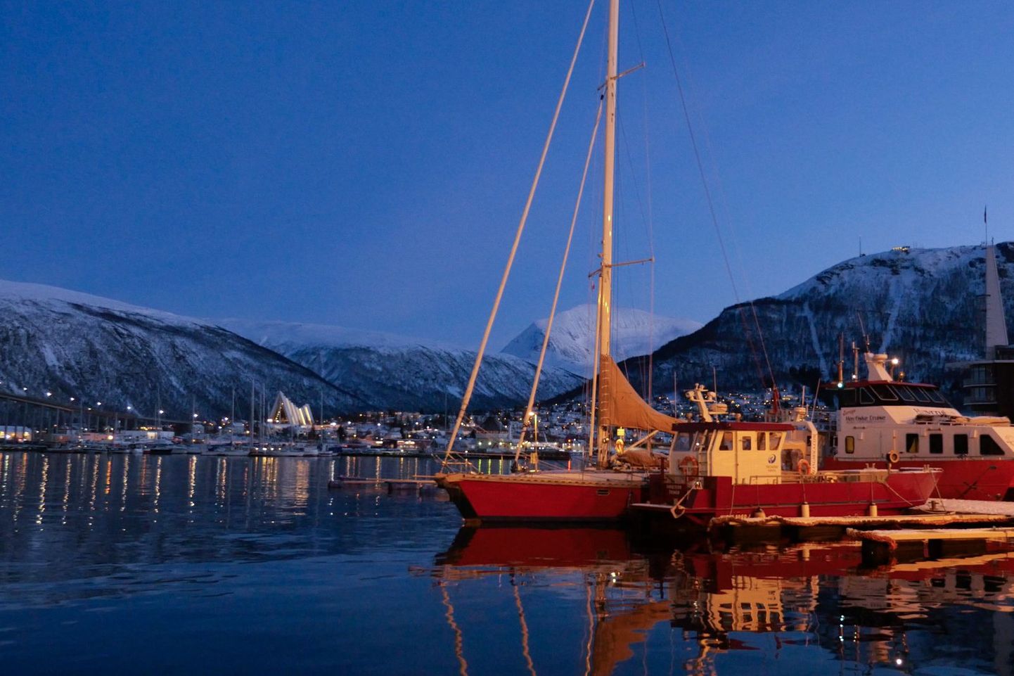 Tromsø linn kell 14. Polaarööl on keskpäeval mõned tunnid heledamat videvikuaega ning alates jõuludest muutub valgem aeg iga päev kümme minutit pikemaks.