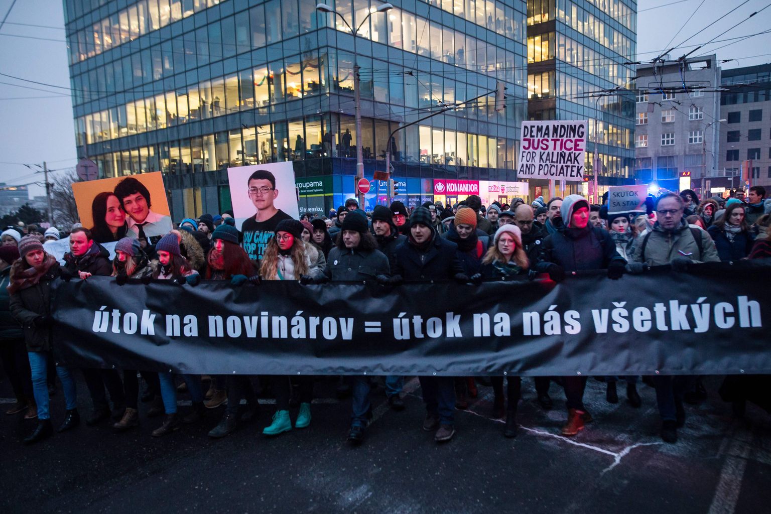 Reedel Bratislavas toimunud protestimarss. Inimesed hoidmas plakatit, kus seisab: "Ajakirjaniku ründamine = meie kõigi ründamine".