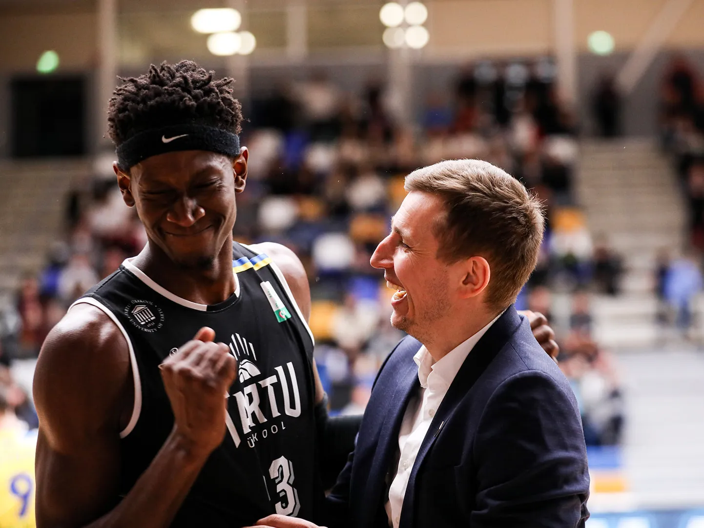 Siiras rõõm! Peatreener Nikolajs Mazurs (paremal) ja keskmängija Emmanuel Wembi pärast Ventspilsi alistamist ja play-off'i pileti kindlustamist.