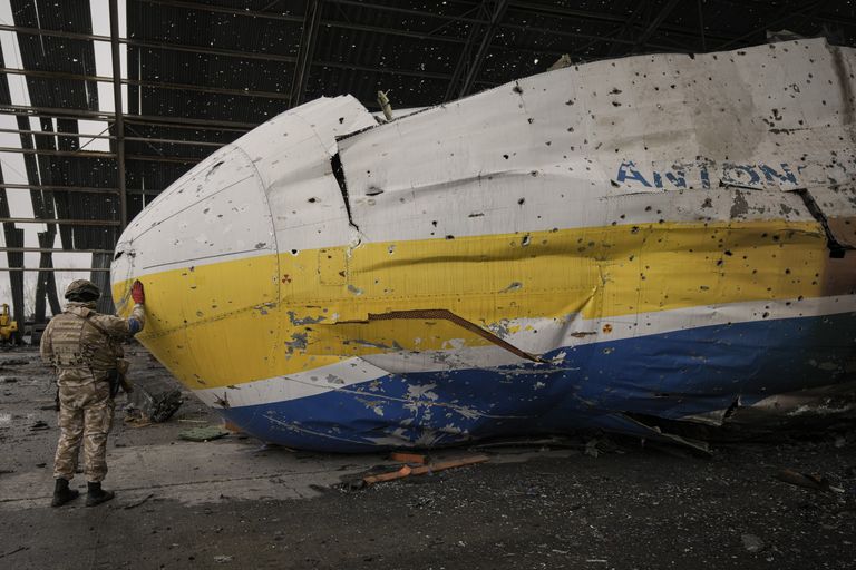 Ukrainas Hostomeli lennuväljal angaaris olnud maailma suurim lennuk Antonov An-225 Mrija hävines Vene vägede rünnakus. Pildil Ukraina sõdur hoidmas kätt lennukil, millel on ukrainlaste jaoks sümboolne tähendus