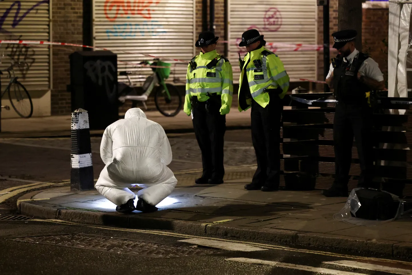 Место происшествия после стрельбы в Лондоне 14-го января.