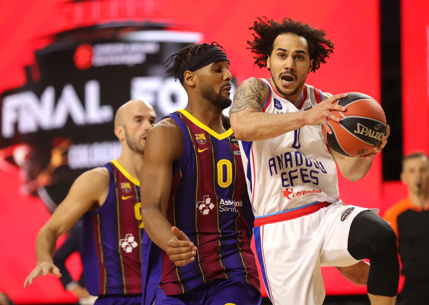 Anadolu Efesi kasuks 21 punkti visanud Shane Larkin (paremal) võitluses palli pärast Barcelona mängija Brandon Daviesega.