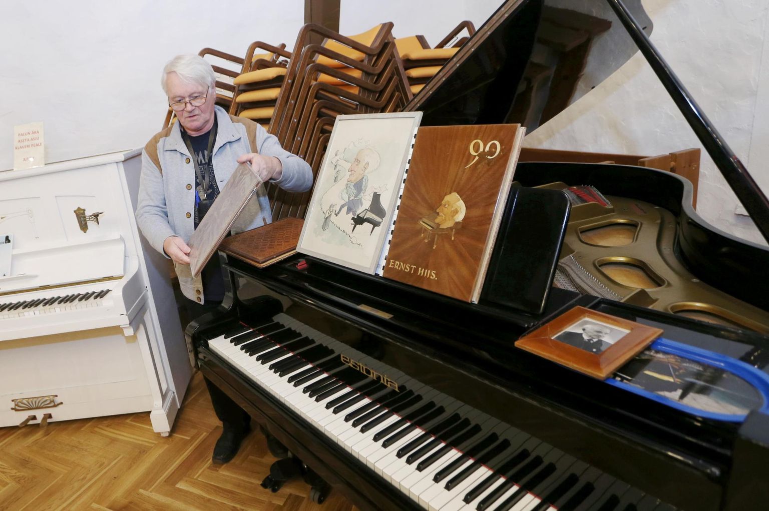 Alo Põldmäe tutvustab mullu sügisel Eesti klaverimuuseumi Luunja filiaalis muuseumile tehtud väärtuslikku annetust.