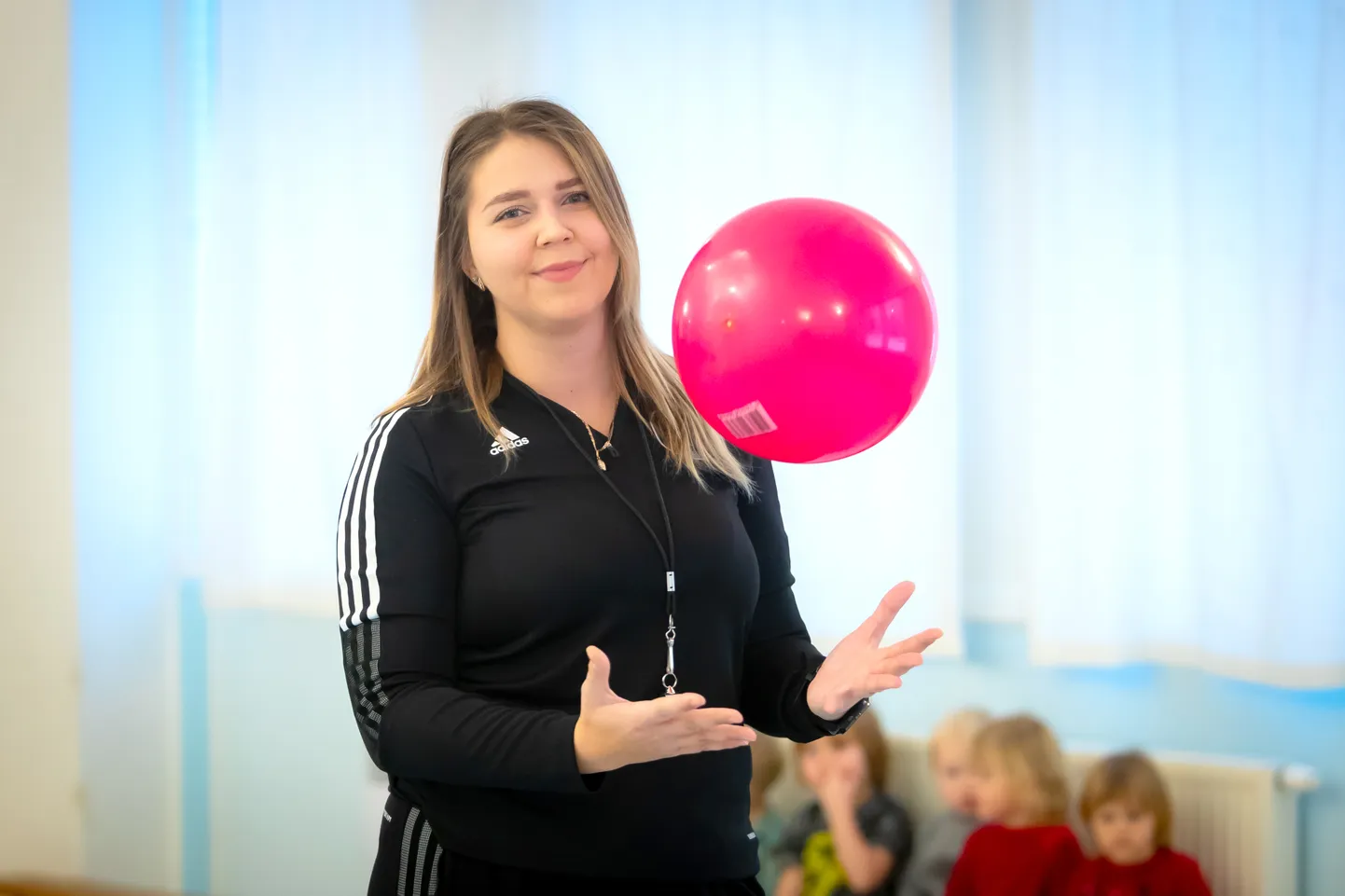 TREENER, MÄNGUKAASLANE JA OMAMOODI SUUNAMUDIJA: Merlyn suudab panna lapsed sporti armastama.