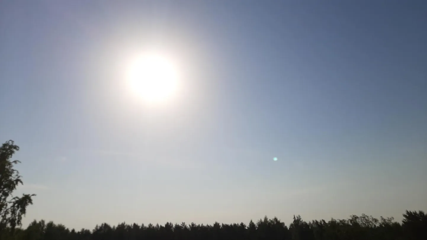 Taevas oli 23. juunil Laagris enne rekordilist äikest tugevalt valkjas ja sombune. See tulenes õhuniiskusest.