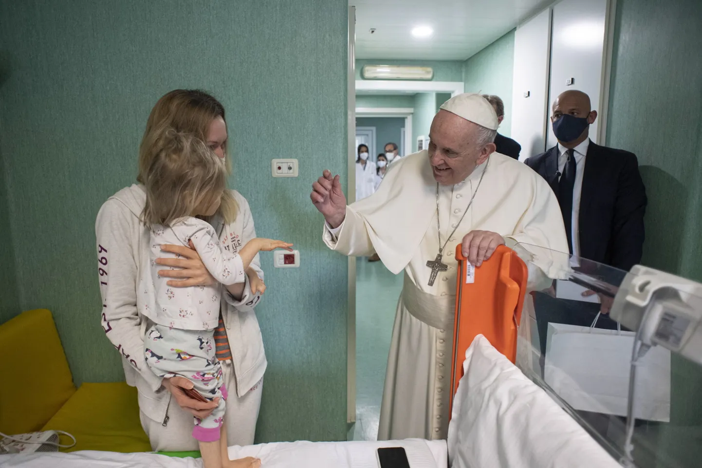 Папа Франциск навестил детей из Украины в римском госпитале