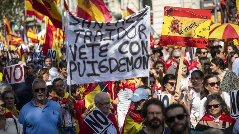Демонстрация в Барселоне против помилования каталонских сепаратистов.
