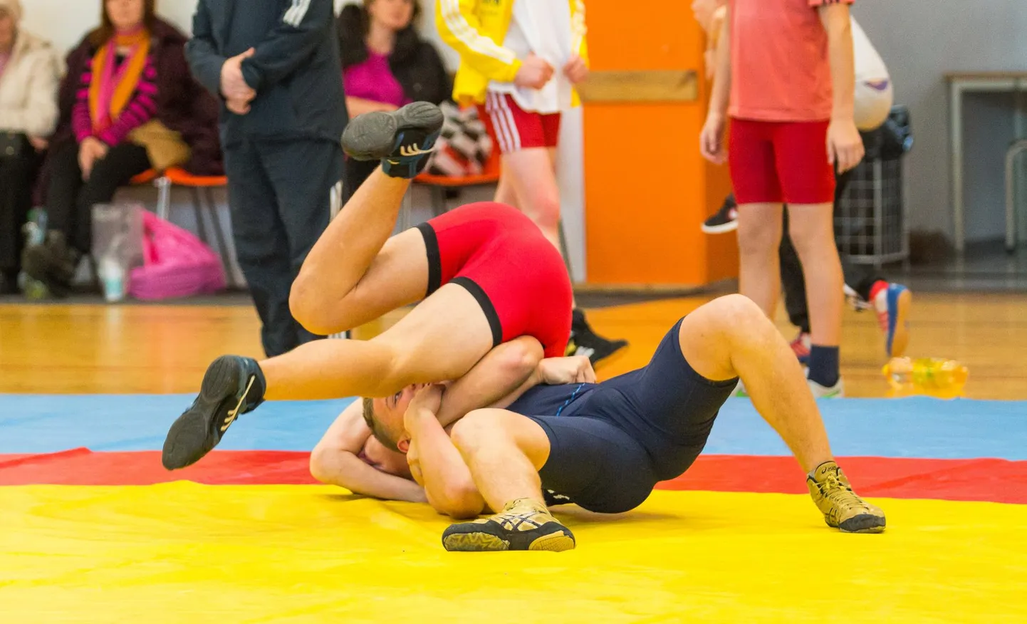 Tapa maadluspäeval on oma kindel koht Eesti maadluskalendris. Pikkade aastate jooksul on Lääne-Virumaa ühes peamises maadlusspordikantsis nähtud haaravaid matše nii naksakate tulevikutegijate kui ka riigi tippu kuuluvate maadlejate esituses.